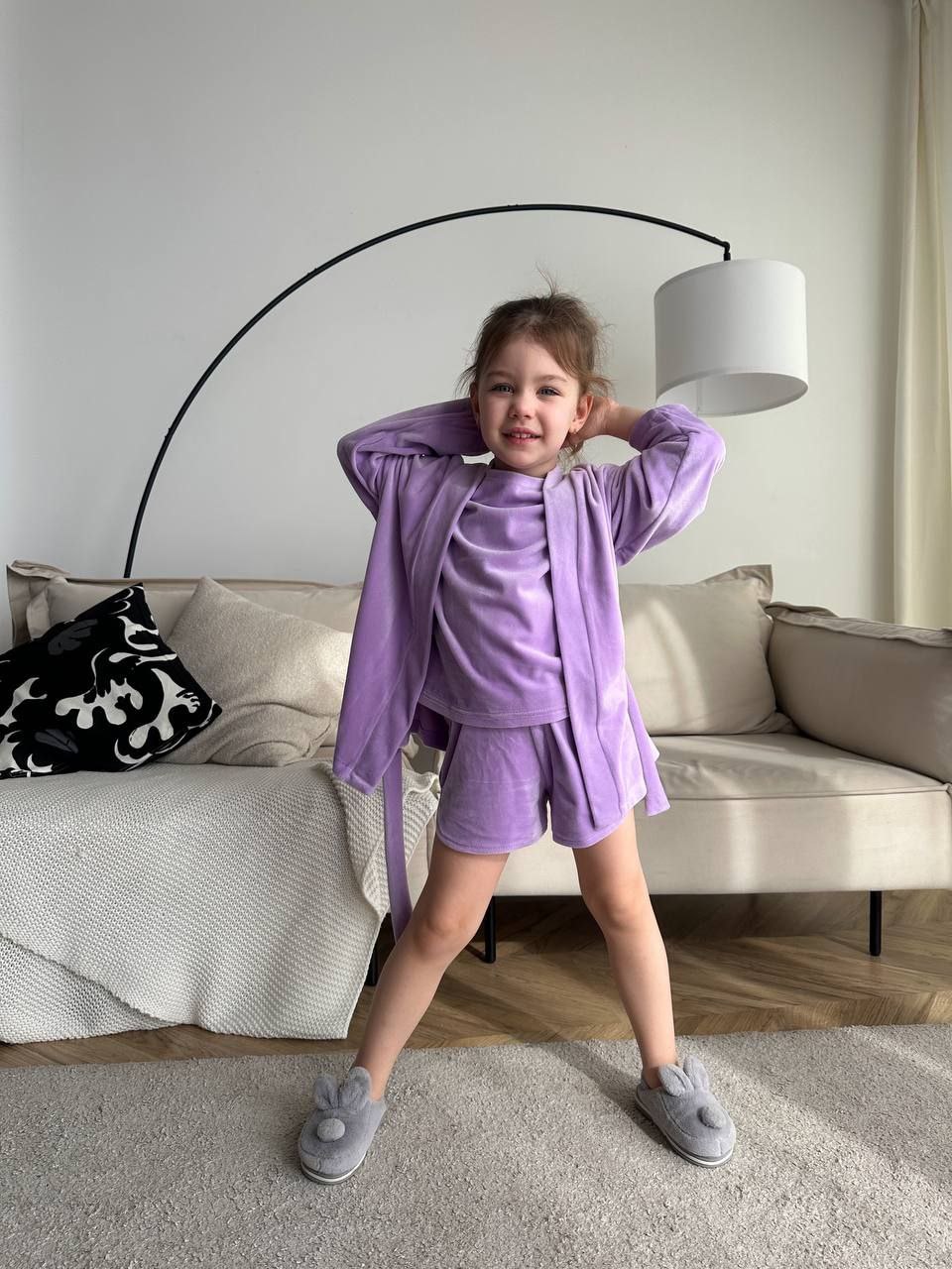 Прекрасна новинка!Дитячі  велюрові костюми 4 в 1-футболка,шорти,штани,халатик мод 04
лаванда оливка смарагд капучіно електрик слива
тканина-королівський велюр плюш на бавовняній основі