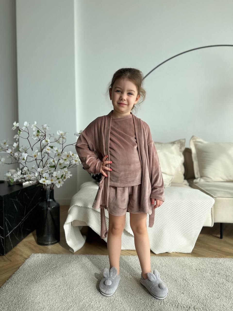 Прекрасна новинка!Дитячі  велюрові костюми 4 в 1-футболка,шорти,штани,халатик мод 04
лаванда оливка смарагд капучіно електрик слива
тканина-королівський велюр плюш на бавовняній основі