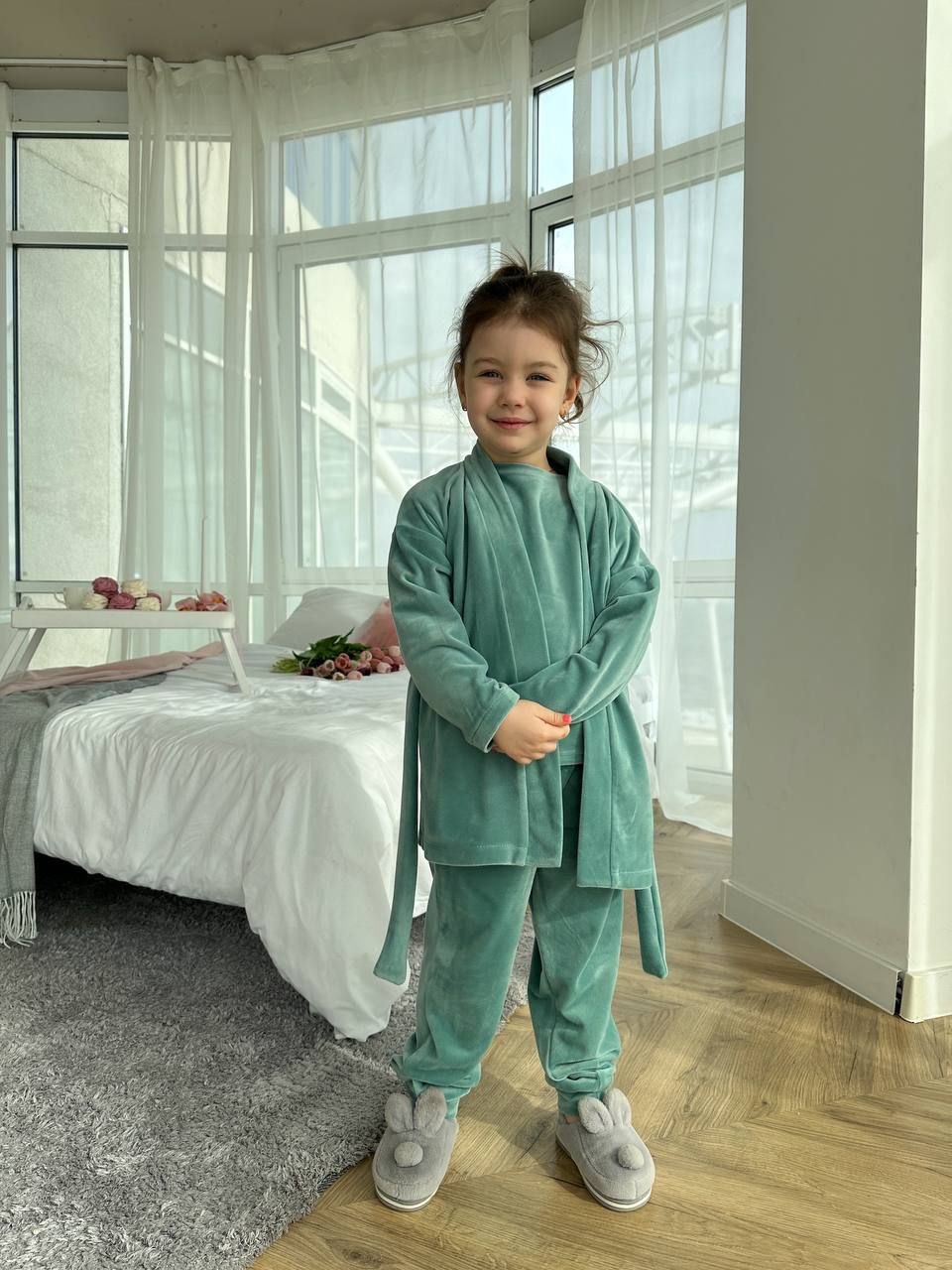 Прекрасна новинка!Дитячі  велюрові костюми 4 в 1-футболка,шорти,штани,халатик мод 04
лаванда оливка смарагд капучіно електрик слива
тканина-королівський велюр плюш на бавовняній основі