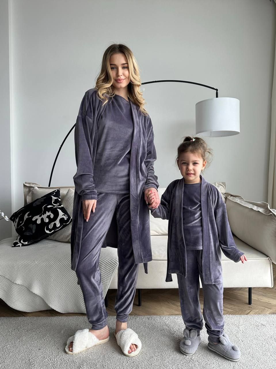 Прекрасна новинка!Дитячі  велюрові костюми 4 в 1-футболка,шорти,штани,халатик мод 04
лаванда оливка смарагд капучіно електрик слива
тканина-королівський велюр плюш на бавовняній основі