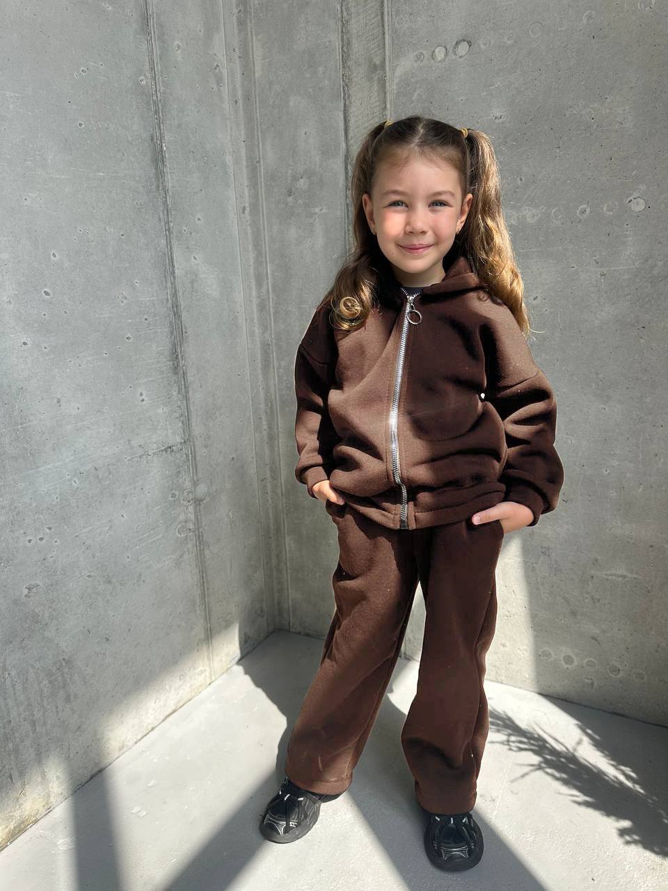 Трендовий теплий костюм із широкими штанами який шукають усі матусі за найкращою ціною😍 
Штани палаццо + кофта на замочку з капюшоном. Т
Розміри повномірні ✅
🔘мод 145
🔘тканина: якісна тринить на флісі