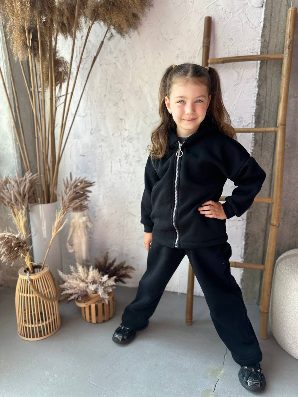 Трендовий теплий костюм із широкими штанами який шукають усі матусі за найкращою ціною😍 
Штани палаццо + кофта на замочку з капюшоном. Т
Розміри повномірні ✅
🔘мод 145
🔘тканина: якісна тринить на флісі