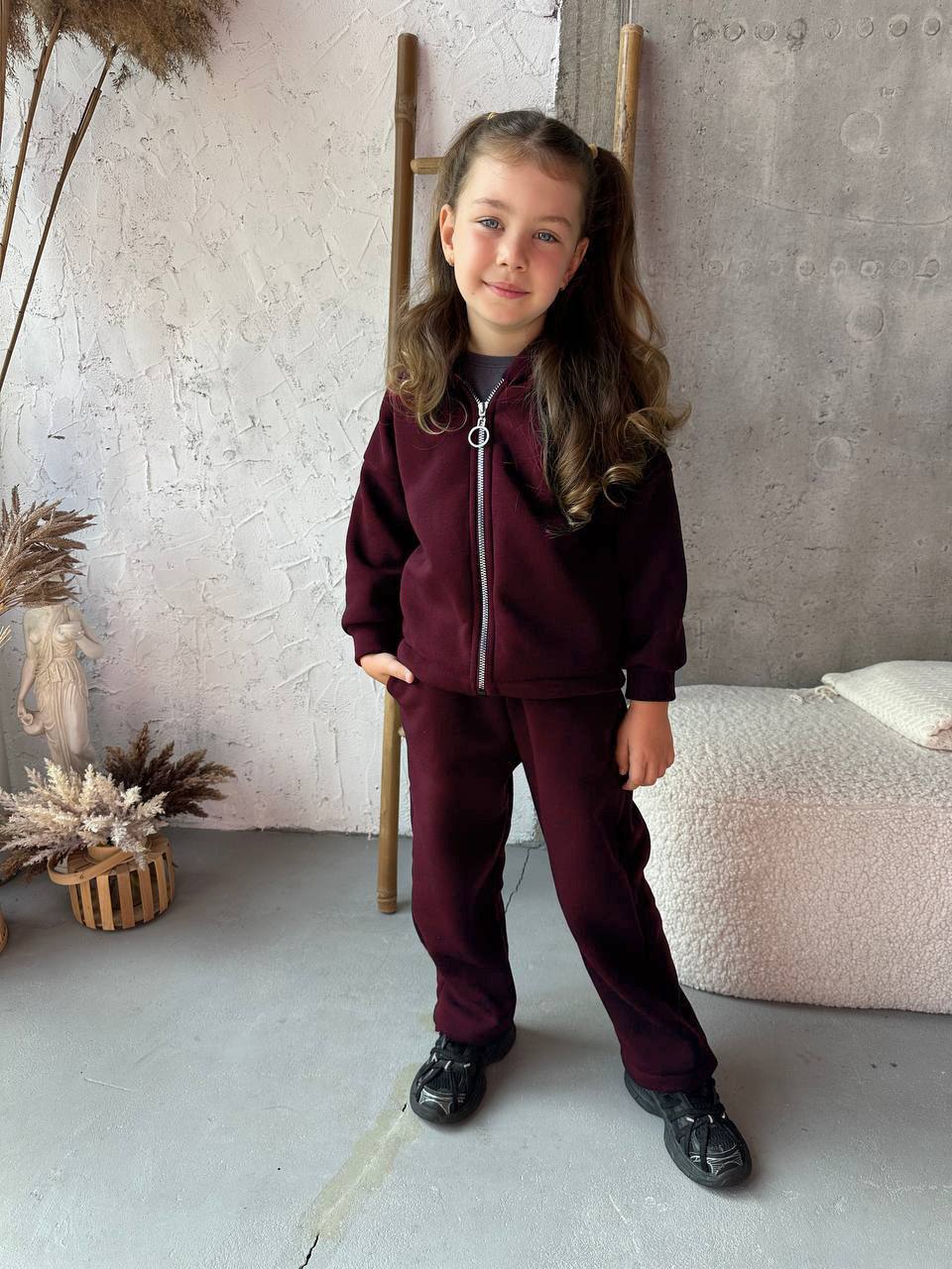 Трендовий теплий костюм із широкими штанами який шукають усі матусі за найкращою ціною😍 
Штани палаццо + кофта на замочку з капюшоном. Т
Розміри повномірні ✅
🔘мод 145
🔘тканина: якісна тринить на флісі