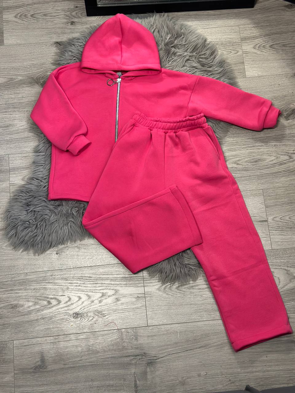 Трендовий теплий костюм із широкими штанами який шукають усі матусі за найкращою ціною😍 
Штани палаццо + кофта на замочку з капюшоном. Т
Розміри повномірні ✅
🔘мод 145
🔘тканина: якісна тринить на флісі