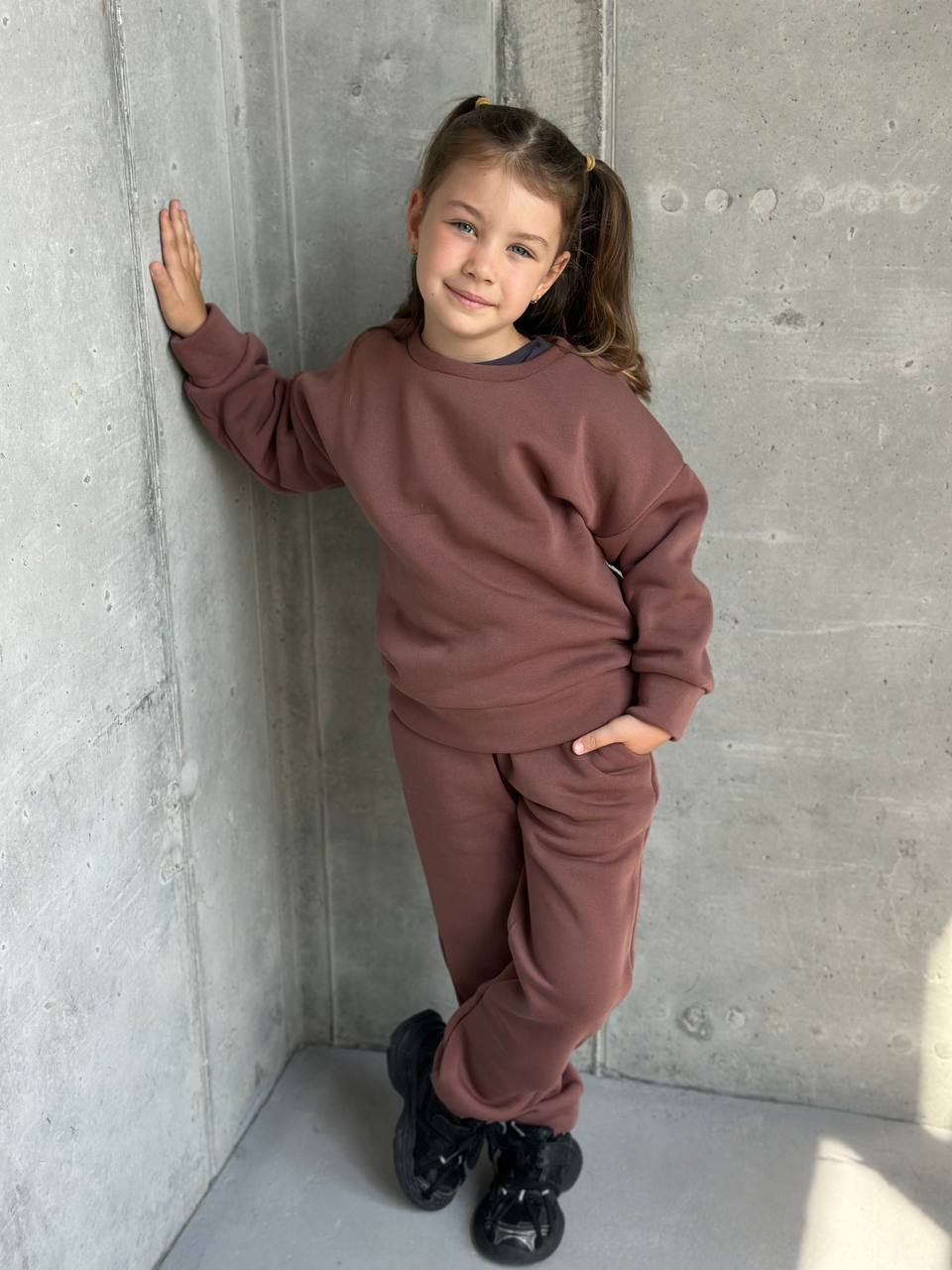 Базовий теплий спортивний костюм на всі випадки ✅ Універсальна модель, підійде як хлопчикам так і дівчатам. Зручний, нічого зайвого, для тих хто обирає стиль та комфорт 🥰

▪️мод: 135
▪️тканина: тринить на флісі