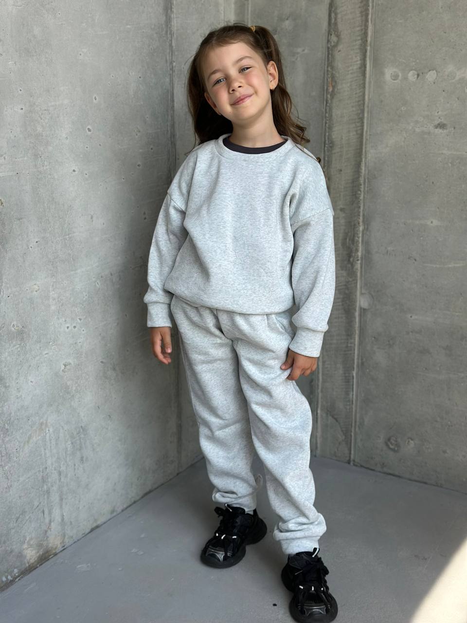Базовий теплий спортивний костюм на всі випадки ✅ Універсальна модель, підійде як хлопчикам так і дівчатам. Зручний, нічого зайвого, для тих хто обирає стиль та комфорт 🥰

▪️мод: 135
▪️тканина: тринить на флісі