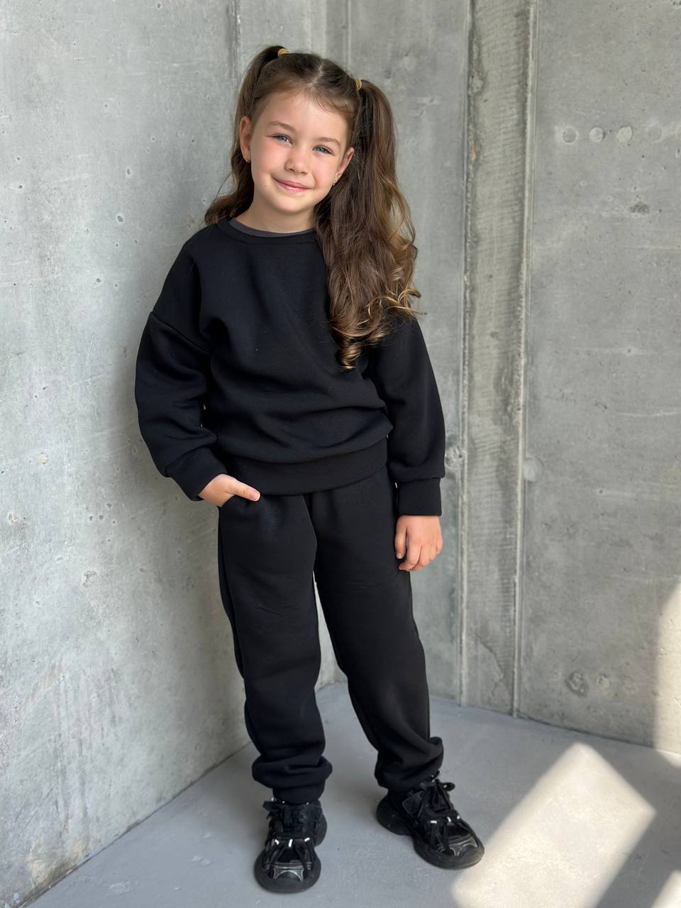 Базовий теплий спортивний костюм на всі випадки ✅ Універсальна модель, підійде як хлопчикам так і дівчатам. Зручний, нічого зайвого, для тих хто обирає стиль та комфорт 🥰

▪️мод: 135
▪️тканина: тринить на флісі