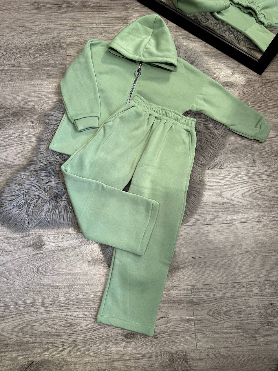 Трендовий теплий костюм із широкими штанами який шукають усі матусі за найкращою ціною😍 
Штани палаццо + кофта на замочку з капюшоном. Т
Розміри повномірні ✅
🔘мод 145
🔘тканина: якісна тринить на флісі