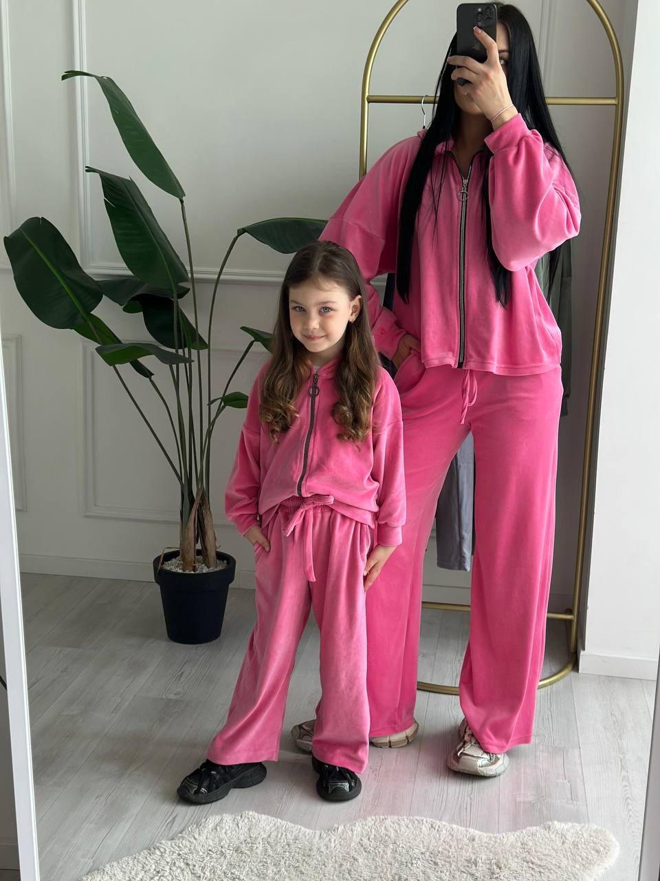 Трендовий костюм із королівського велюру 😍 
Штани палаццо + кофта на замочку з капюшоном. 
Дуже м'яка та приємна до тіла тканина, не КАШЛАТИТЬСЯ, не вигорає👍
Розміри повномірні ✅