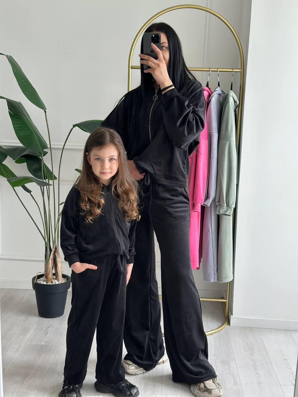 Трендовий костюм із королівського велюру 😍 
Штани палаццо + кофта на замочку з капюшоном. 
Дуже м'яка та приємна до тіла тканина, не КАШЛАТИТЬСЯ, не вигорає👍
Розміри повномірні ✅