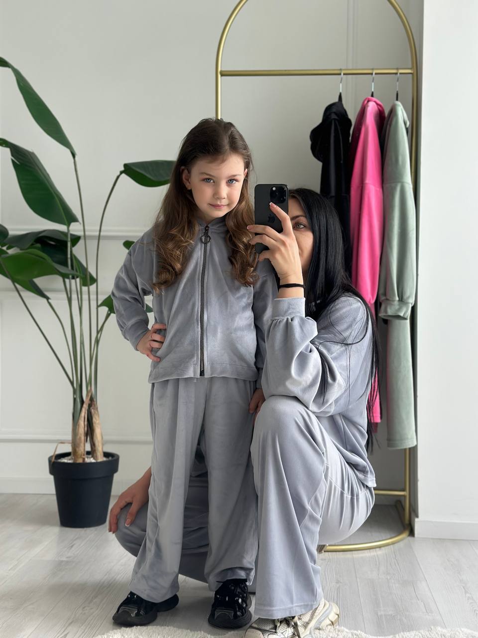 Трендовий костюм із королівського велюру 😍 
Штани палаццо + кофта на замочку з капюшоном. 
Дуже м'яка та приємна до тіла тканина, не КАШЛАТИТЬСЯ, не вигорає👍
Розміри повномірні ✅