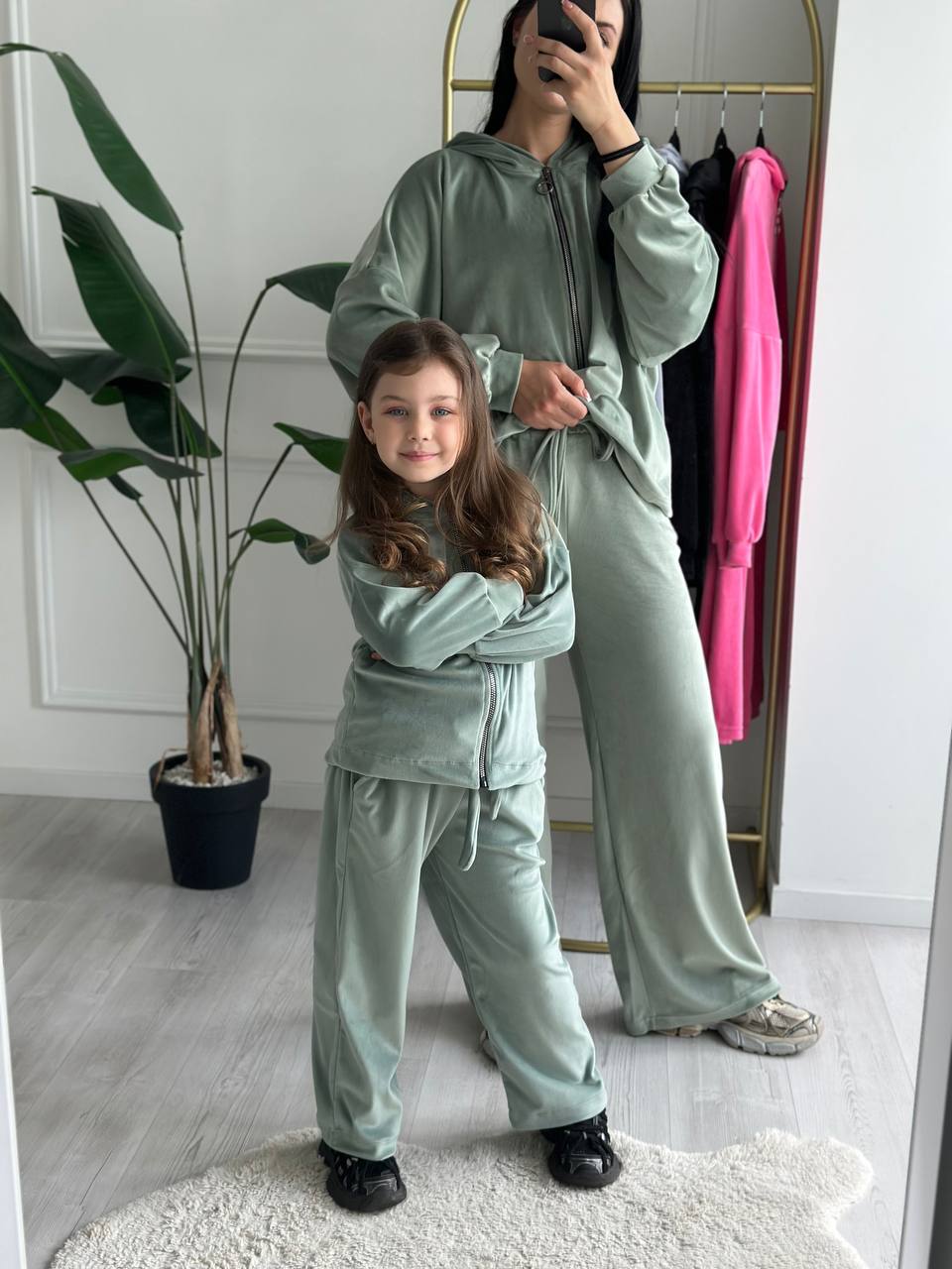 Трендовий костюм із королівського велюру 😍 
Штани палаццо + кофта на замочку з капюшоном. 
Дуже м'яка та приємна до тіла тканина, не КАШЛАТИТЬСЯ, не вигорає👍
Розміри повномірні ✅