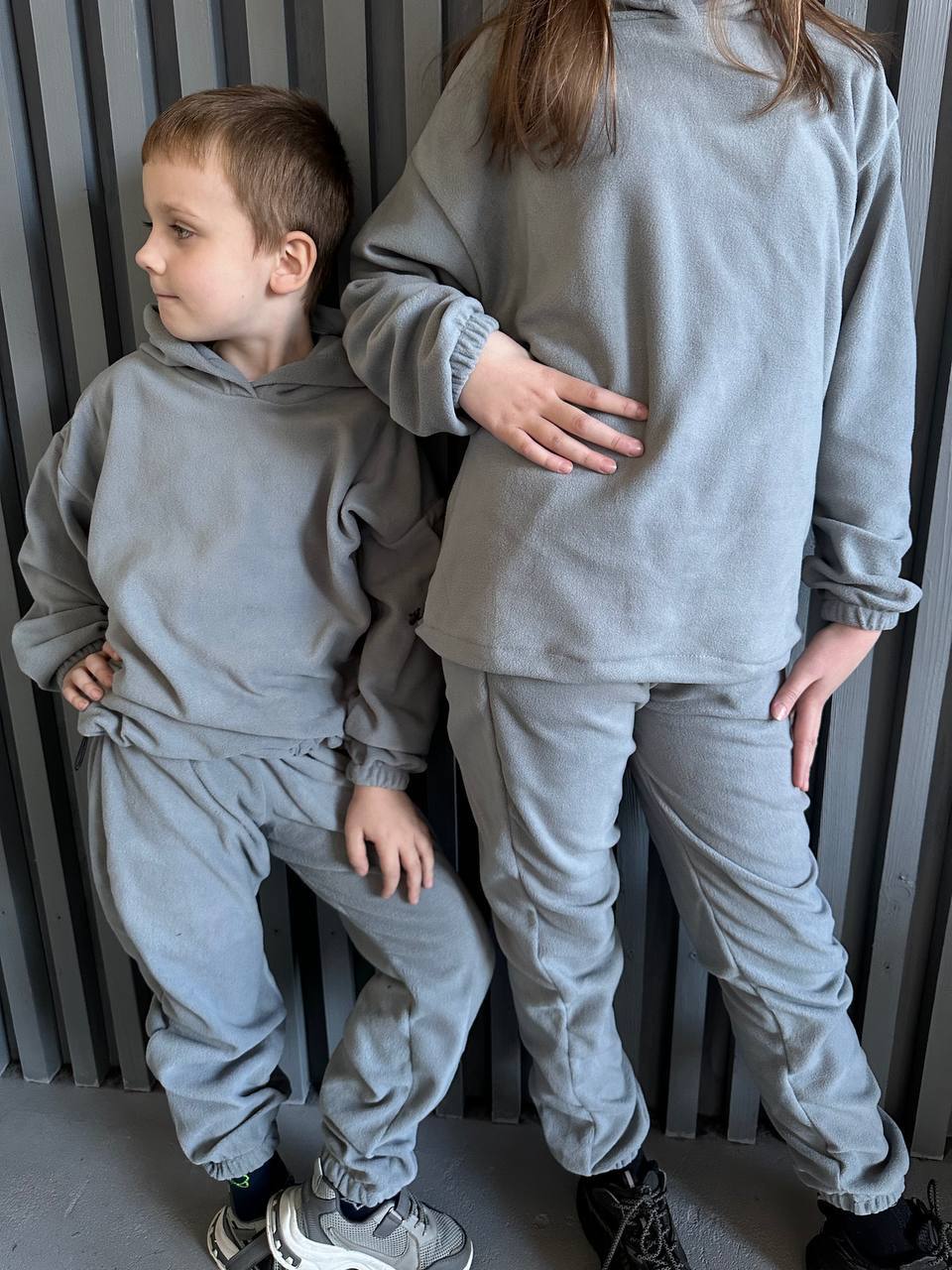 Матеріал двосторонній фліс, зносостійкий НЕ КАШЛАТИТЬСЯ, НЕ ЛІНЯЄ🙌🏼
Круті термо костюми на осінь/зиму для всієї родини ☺️мод707
Флісовий костюм з капюшоном,затяжками внизу та на резинці буде зігрівати діточок ❤️
Модель УНІСЕКС підходить дівчаткам та хлопчикам.