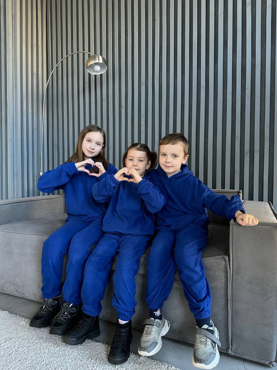 Матеріал двосторонній фліс, зносостійкий НЕ КАШЛАТИТЬСЯ, НЕ ЛІНЯЄ🙌🏼
Круті термо костюми на осінь/зиму для всієї родини ☺️мод707
Флісовий костюм з капюшоном,затяжками внизу та на резинці буде зігрівати діточок ❤️
Модель УНІСЕКС підходить дівчаткам та хлопчикам.