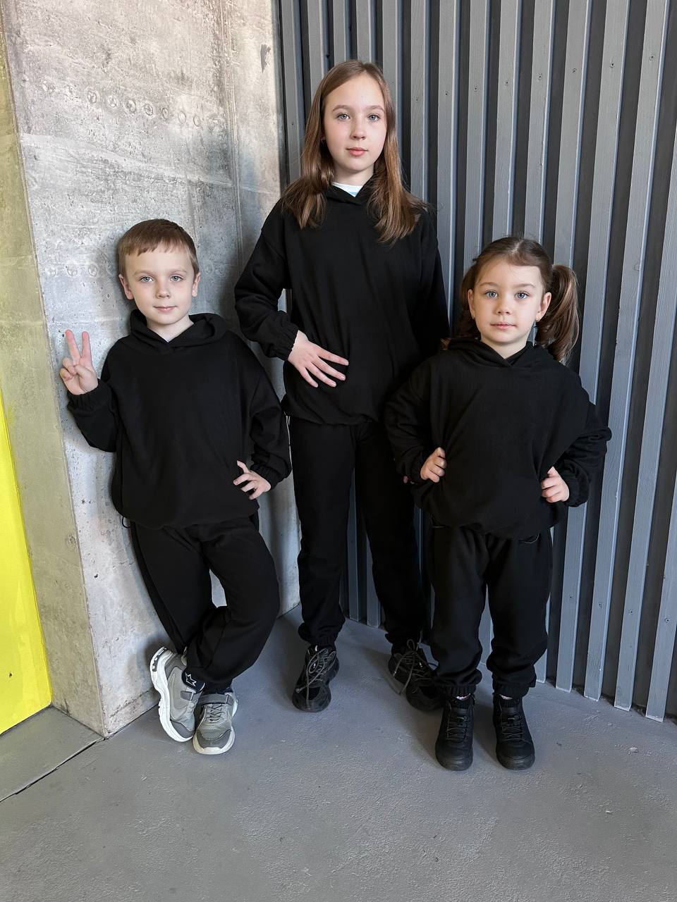 Матеріал двосторонній фліс, зносостійкий НЕ КАШЛАТИТЬСЯ, НЕ ЛІНЯЄ🙌🏼
Круті термо костюми на осінь/зиму для всієї родини ☺️мод707
Флісовий костюм з капюшоном,затяжками внизу та на резинці буде зігрівати діточок ❤️
Модель УНІСЕКС підходить дівчаткам та хлопчикам.