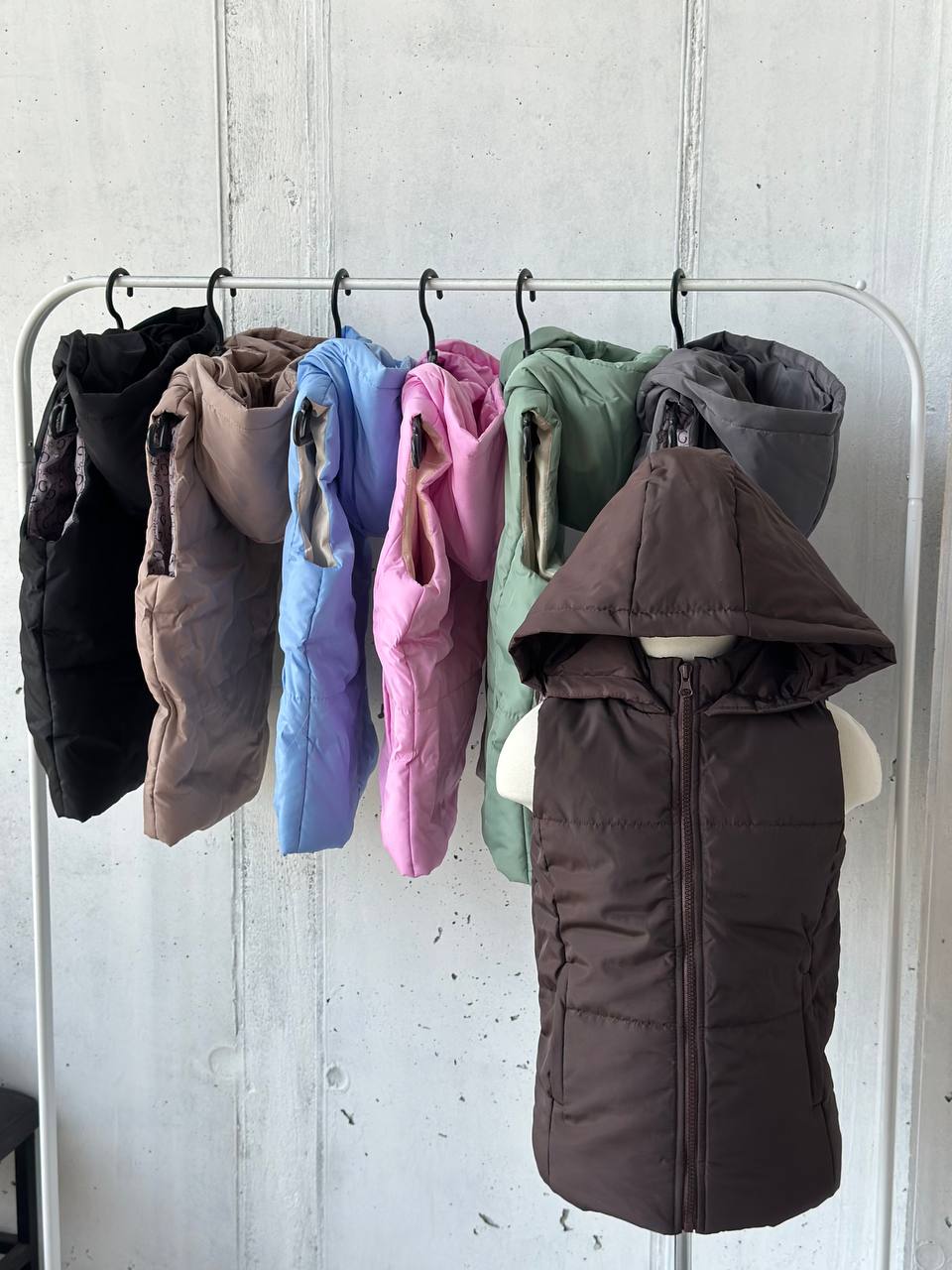 Жилетка - незамінна річ у осінньому гардеробі. Зручна та практична, широка палітра у самих трендових кольорах. Якісна, водовідштовхувальна та щільна плащівка, має капюшон, наповнювач синтепон 150. Модель УНІСЕКС підійде як хлопчикам так і дівчатам 
▪️мод 401