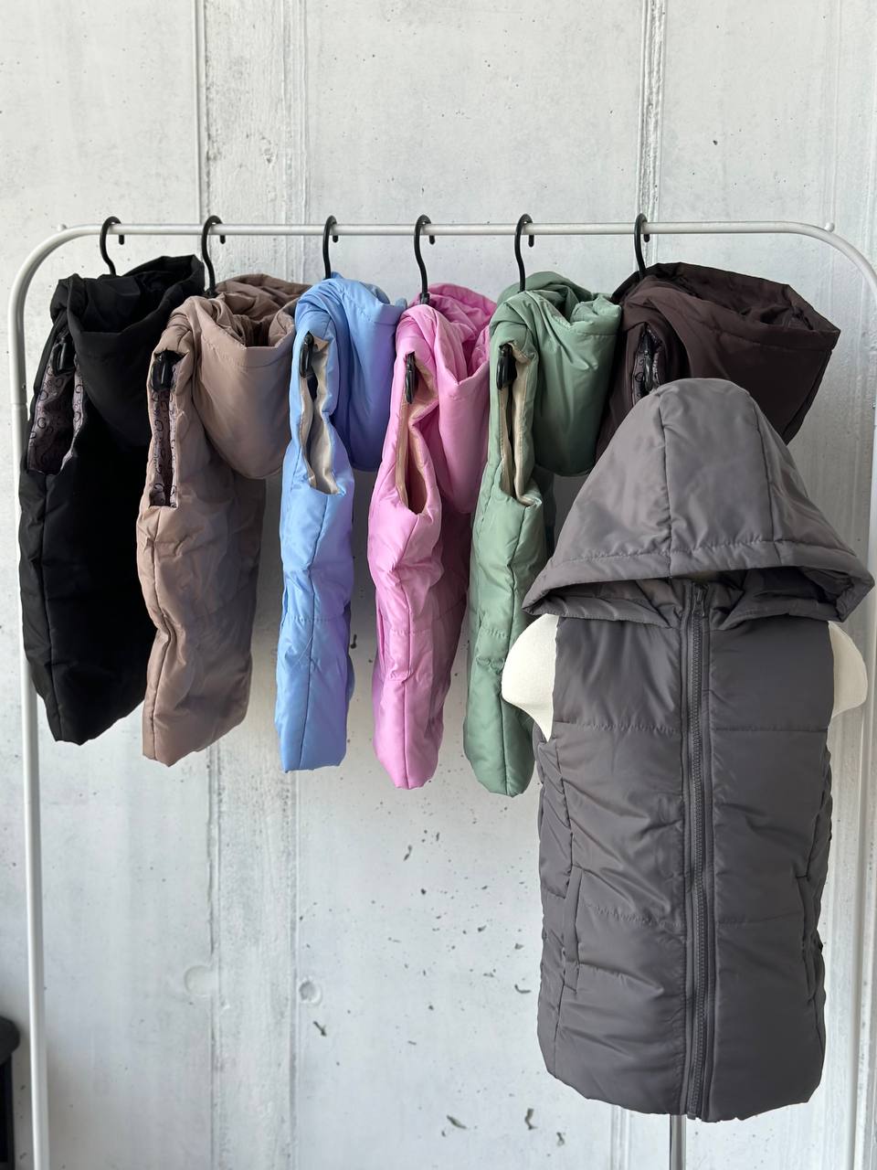 Жилетка - незамінна річ у осінньому гардеробі. Зручна та практична, широка палітра у самих трендових кольорах. Якісна, водовідштовхувальна та щільна плащівка, має капюшон, наповнювач синтепон 150. Модель УНІСЕКС підійде як хлопчикам так і дівчатам 
▪️мод 401