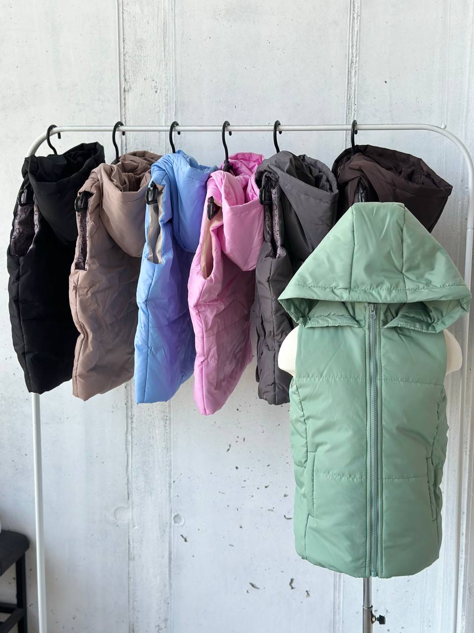 Жилетка - незамінна річ у осінньому гардеробі. Зручна та практична, широка палітра у самих трендових кольорах. Якісна, водовідштовхувальна та щільна плащівка, має капюшон, наповнювач синтепон 150. Модель УНІСЕКС підійде як хлопчикам так і дівчатам 
▪️мод 401