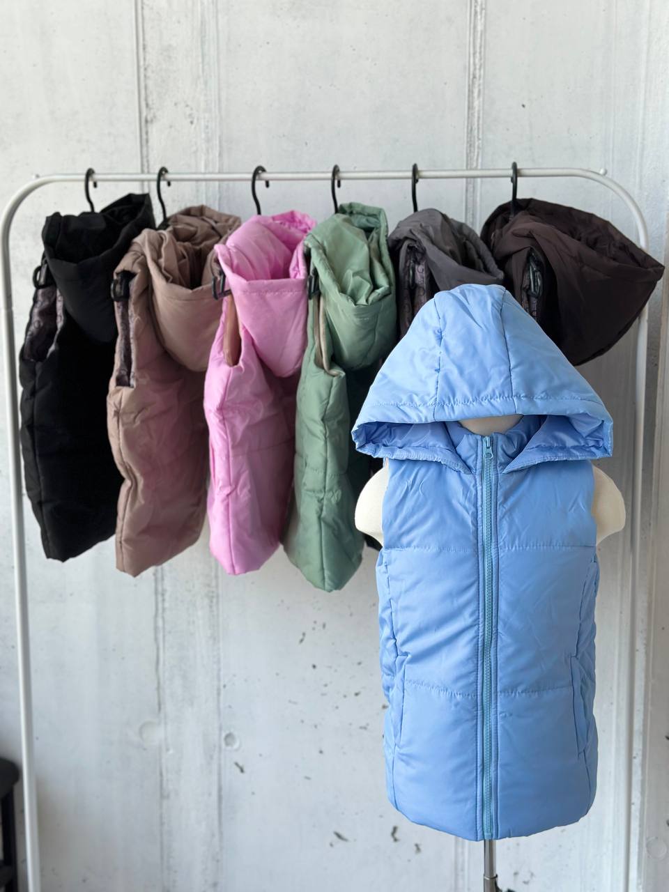 Жилетка - незамінна річ у осінньому гардеробі. Зручна та практична, широка палітра у самих трендових кольорах. Якісна, водовідштовхувальна та щільна плащівка, має капюшон, наповнювач синтепон 150. Модель УНІСЕКС підійде як хлопчикам так і дівчатам 
▪️мод 401