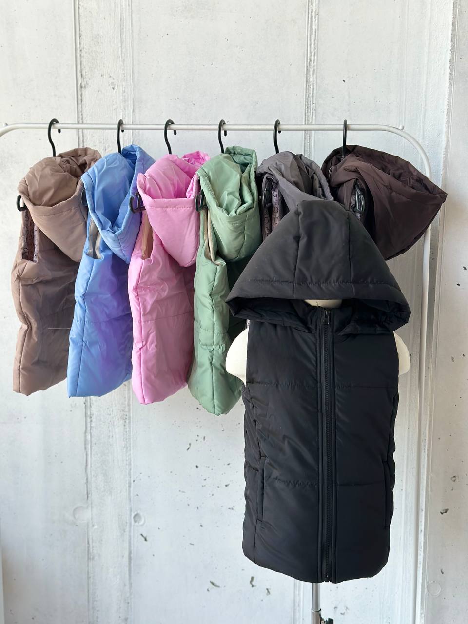 Жилетка - незамінна річ у осінньому гардеробі. Зручна та практична, широка палітра у самих трендових кольорах. Якісна, водовідштовхувальна та щільна плащівка, має капюшон, наповнювач синтепон 150. Модель УНІСЕКС підійде як хлопчикам так і дівчатам 
▪️мод 401