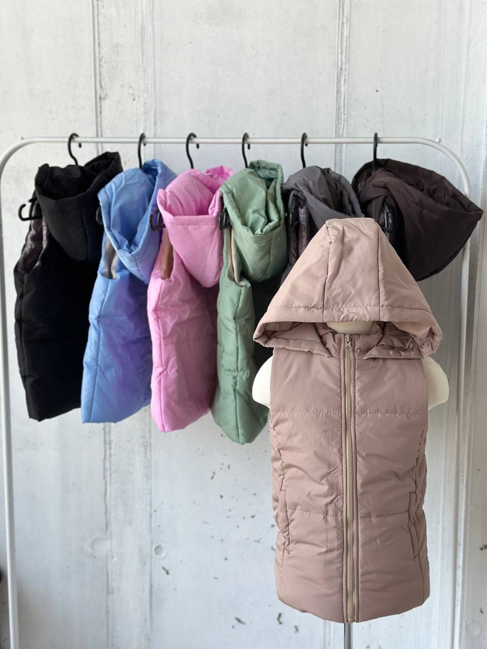 Жилетка - незамінна річ у осінньому гардеробі. Зручна та практична, широка палітра у самих трендових кольорах. Якісна, водовідштовхувальна та щільна плащівка, має капюшон, наповнювач синтепон 150. Модель УНІСЕКС підійде як хлопчикам так і дівчатам 
▪️мод 401